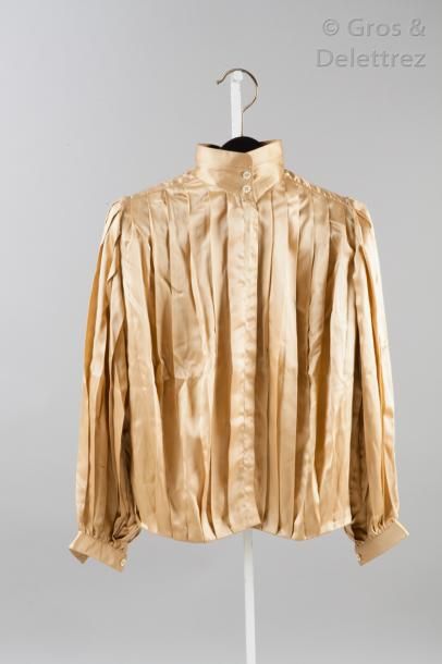Thierry MUGLER Lot de deux blouses en soie ornées de plis plats, l'une en satin champagne,...