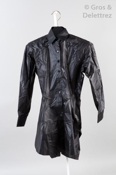 ALAÏA Robe chemisier en nylon soie noire à petit col, simple boutonnage, manches...