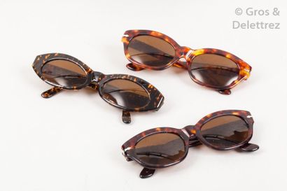 PERSOL, PERSOL for VERSACE Lot de trois paires de lunettes de soleil diverses à l’imitation...