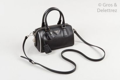 null PRADA

Petit sac polochon 20cm en veau saffiano bicolore noir, blanc, fermeture...