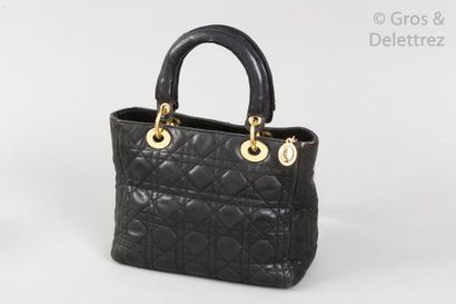 null Christian DIOR

Sac " Lady Dior " 24 cm en cuir agneau noir à surpiqures cannage,...