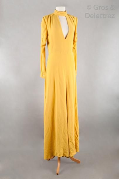 null CHLOE Collection Pre-Fall 2011

Robe longue en crêpe jaune safran, col roulé...