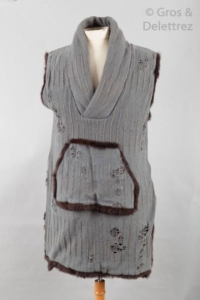 null John GALLIANO Collection Automne/Hiver 2007

Passage n°2

Chasuble sans manche...