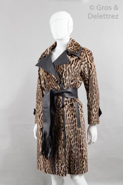 null ??REVILLON

Manteau en Ocelot (Leopardus Pardalis), col cranté, double boutonnage...