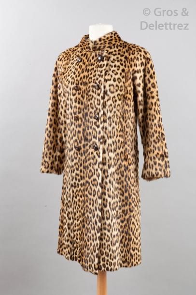 null ??REVILLON

Manteau en Panthère d'Afrique "Panthera Pardus", petit col officier,...