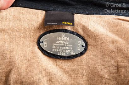 null FENDI Collection Printemps/Eté 2015

Veste zippée en cuir grené bleu gris surpiquée...