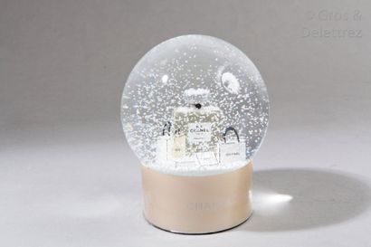 null CHANEL

Boule de neige figurant le flacon du parfum " Chanel n°5 " dans un entourage...