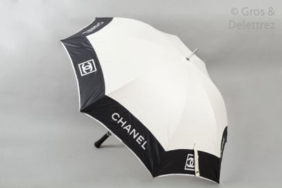 null CHANEL

Important parapluie en nylon ivoire noir alterné du nom et du sigle...