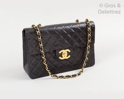 null CHANEL 

Sac "Jumbo" 34cm en cuir agneau matelassé noir, fermoir siglé en métal...