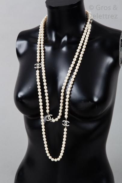 null CHANEL Collection Continue 2008

Sautoir de perles blanches d'imitation entrecoupées...
