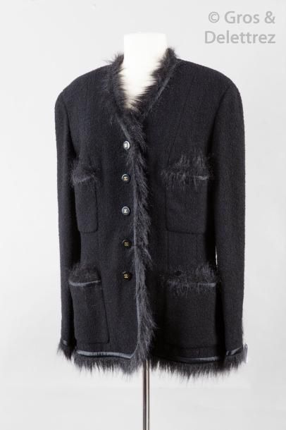 null CHANEL Boutique Collection Prêt-à-porter Automne/Hiver 1994

Petite veste noire...