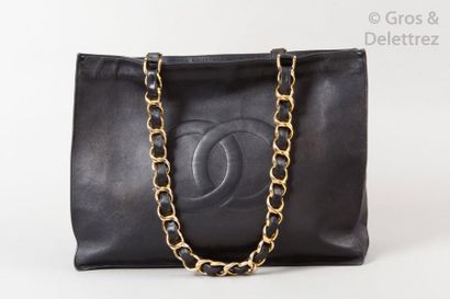 null CHANEL circa 1995

Sac cabas 41cm en cuir agneau noir, devant surpiqué du sigle,...