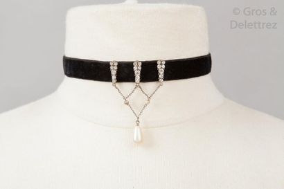 null Anonyme circa 1920/30

Lot de huit chokers en velours de soie noir ornés de...