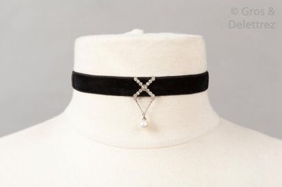 null Anonyme circa 1920/30

Lot de huit chokers en velours de soie noir ornés de...