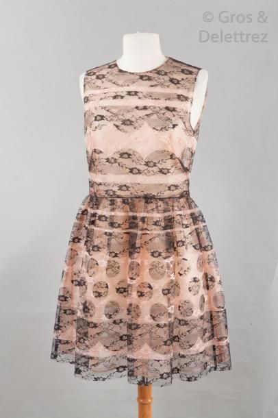 null Red VALENTINO Collection Automne/Hiver 2015

Passage n°45

Robe sans manche...