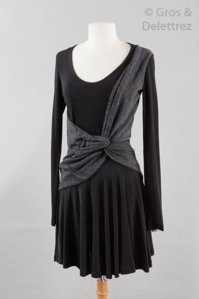 null BALENCIAGA Collection Automne/Hiver 2004

Mini robe en jersey noir, profonde...