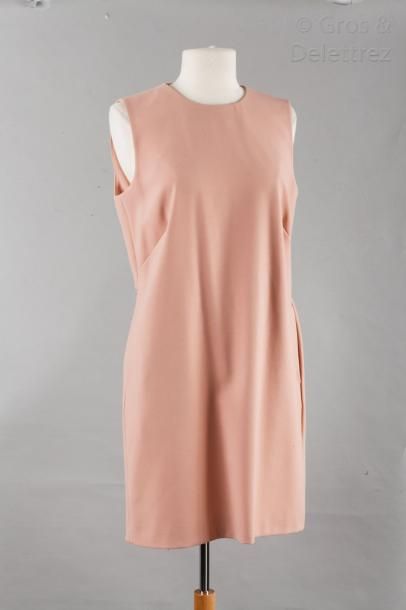 null Red VALENTINO

Robe sans manche en crêpe rose buvard, encolure ronde, poches...