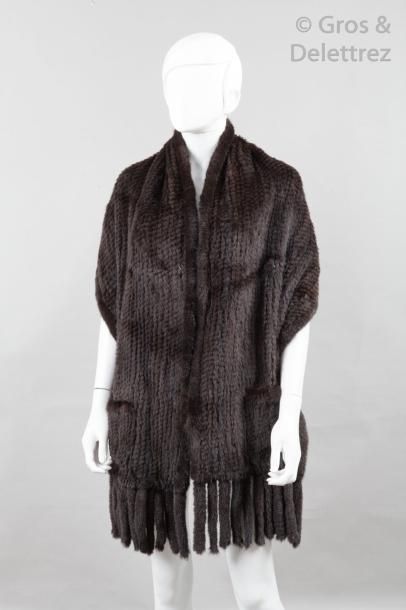 null Anonyme

Large écharpe en Vison dark tricoté, bords frangés, poches plaquée...