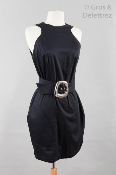 null Thierry MUGLER

Petite robe noire sans manche en satinette de coton, encolure...