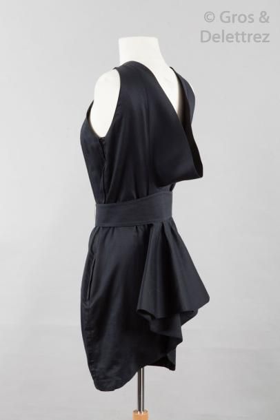 null Thierry MUGLER

Petite robe noire sans manche en satinette de coton, encolure...