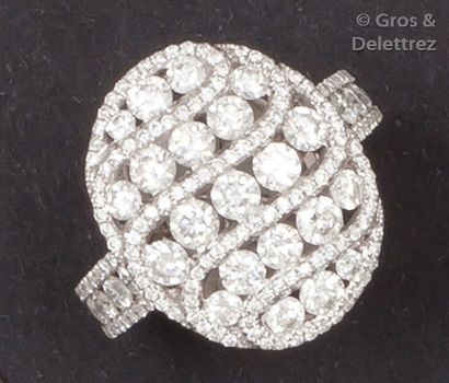 null Bague en or gris ajouré ornée d'un motif ovoïde entièrement serti de diamants...