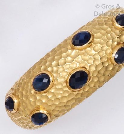 null Demi - Parure en or jaune martelé comprenant un bracelet jonc et une bague ornés...