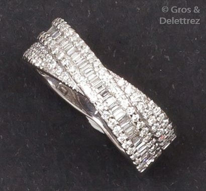 null Bague «Croisée» en or gris ornée de ligne de diamants taillés en baguette et...