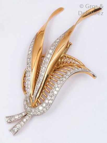 null Broche «Feuille» en or rose et platine ajouré ornée de diamants taillés en brillant....