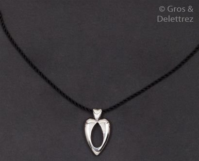 PIAGET Pendentif «Coeur» en or gris ajouré soutenu par un collier de passementerie...