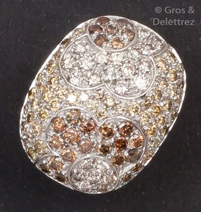 null Bague géométrique en or gris orné d'un motif godronné entièrement serti de diamants...