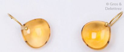 null Paire de boucles d'oreilles en or jaune ornées chacune d'une citrine suiffée.
P. Brut:...