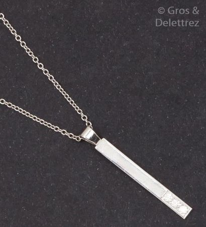 null Chaîne et pendentif en or gris orné de trois diamants taillés en brillant. P. 4...