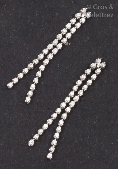 null Paire de pendants d'oreilles en or gris ornés chacun de deux lignes de diamants...