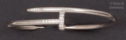 CARTIER «Juste un Clou»
Bracelet jonc en or gris orné de diamants taillés en brillant....