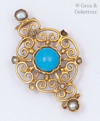 null Coulant en or jaune filigrané serti d'une turquoise cabochon et de demi-perles....