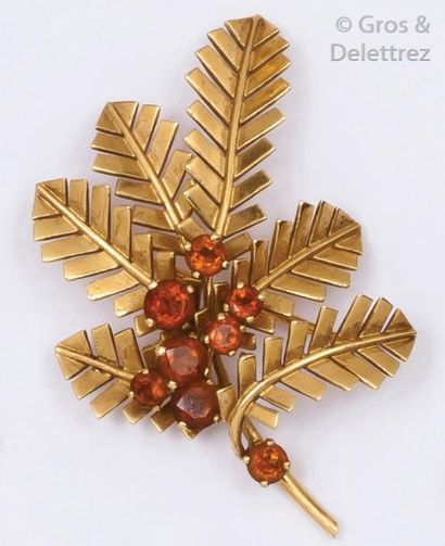 BOUCHERON Broche «Feuille» en or jaune ornée au centre de citrines facettées.
Signée...