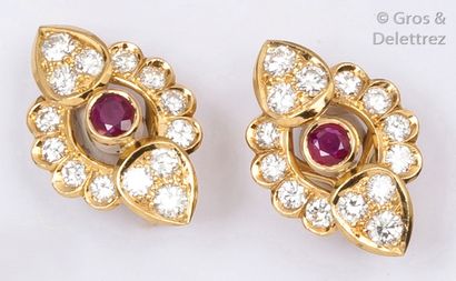 null Paire de boucles d'oreilles «Palmettes» en or jaune ajouré ornées chacune d'un...