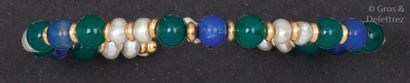 null Bracelet rigide ouvert en or jaune orné de perles, chrysoprase et lapis-lazuli...