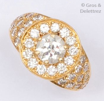 null Bague en or jaune ornée d'un diamant taillé en brillant calibrant 0,90 carat...