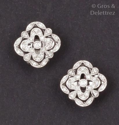 null Paire de boucles d'oreilles polylobées en or gris ornées de diamants taillés...