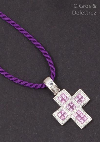 null Collier de passementerie violette orné d'un pendentif «Croix» en or gris pavé...