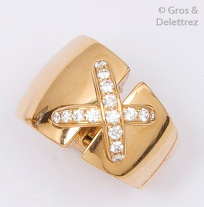 CHAUMET «Lien»
Bague jonc en or jaune ornée d'un motif croisé serti de diamants taillés...