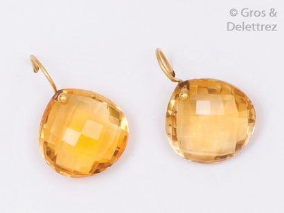 null Paire de boucles d'oreilles en or jaune ornées chacune d'une citrine taillée...