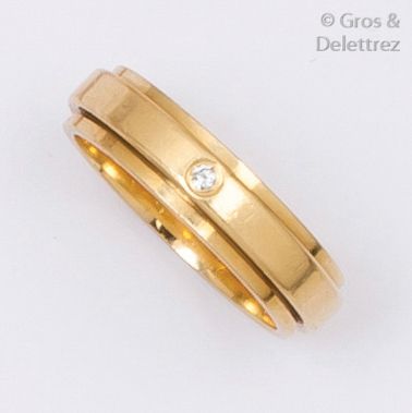 PIAGET «Possession»
Anneau en or jaune orné d'un anneau mobile orné d'un diamant...