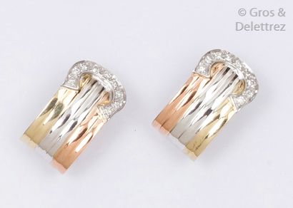 null Paire de boucles d'oreilles en or de trois couleurs ornées de diamants taillés...