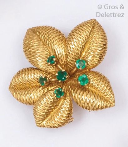 null Broche «Fleur» en or jaune ciselé, les pistils ornés d'émeraudes facettées....