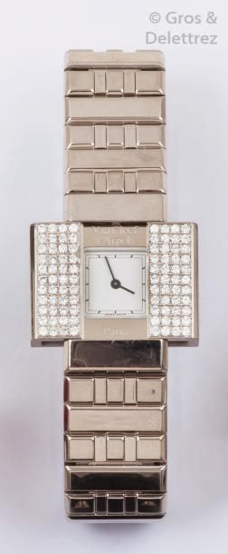 VAN CLEEF & ARPELS «Domino»
Bracelet-montre de dame en or gris, le cadran dissimulé...