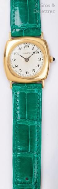 BOUCHERON Bracelet-montre de dame en or jaune. Cadran blanc, chiffres arabes. Mouvement...