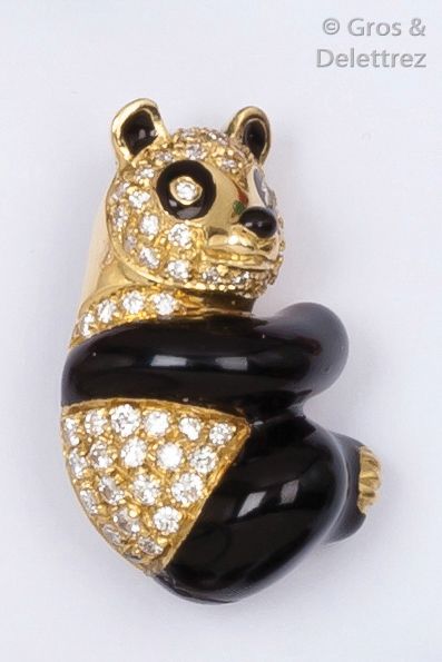 null Broche «Panda» en or jaune, émail noir et diamants taillés en brillant. P. ...