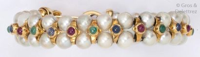 null Bracelet semi-rigide ouvrant en or jaune orné de deux rangs de perles de culture...